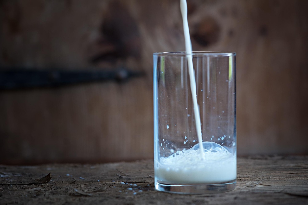Une photo de lait qui coule dans un verre